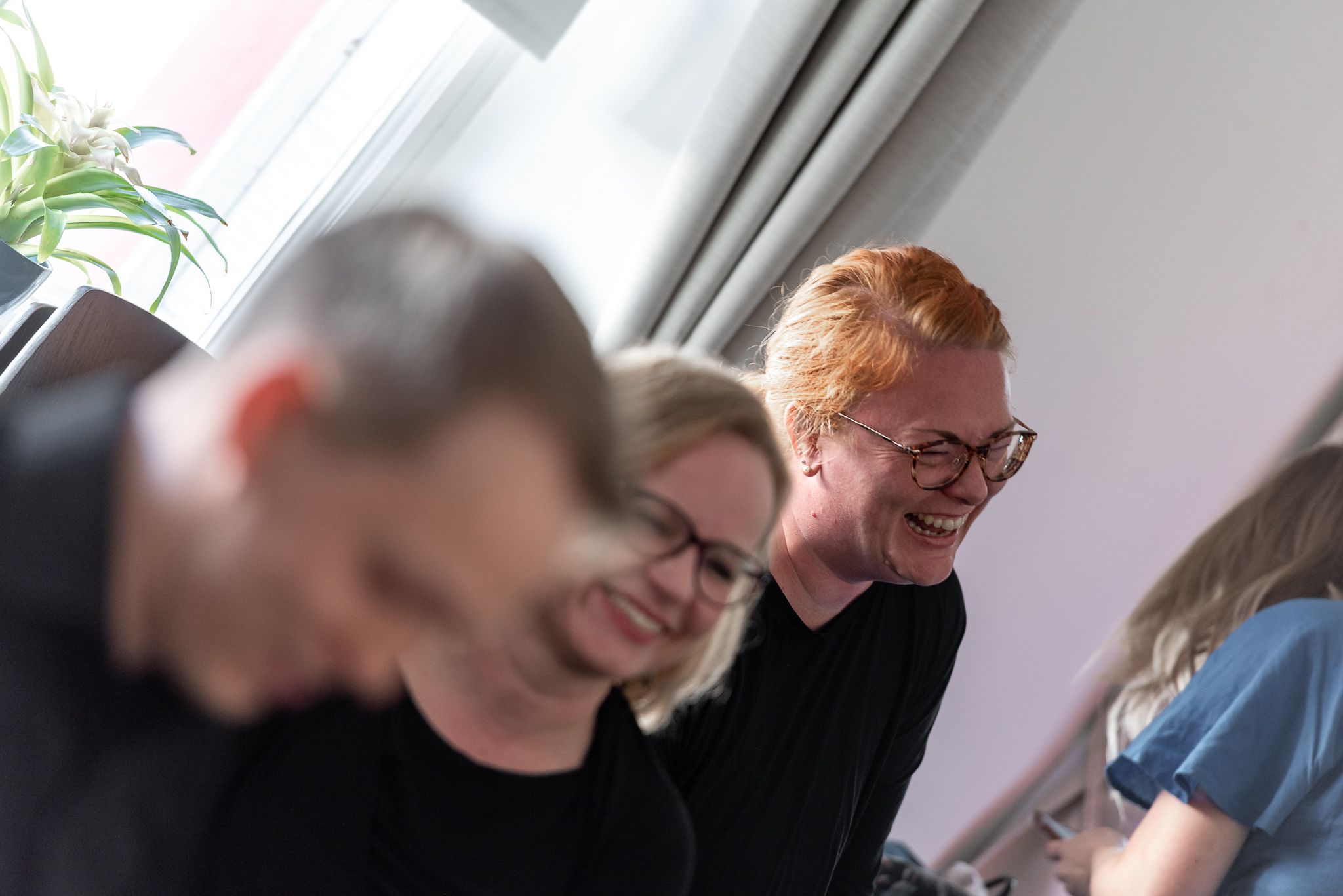 Nauravat naiset ja hymyilevä mies