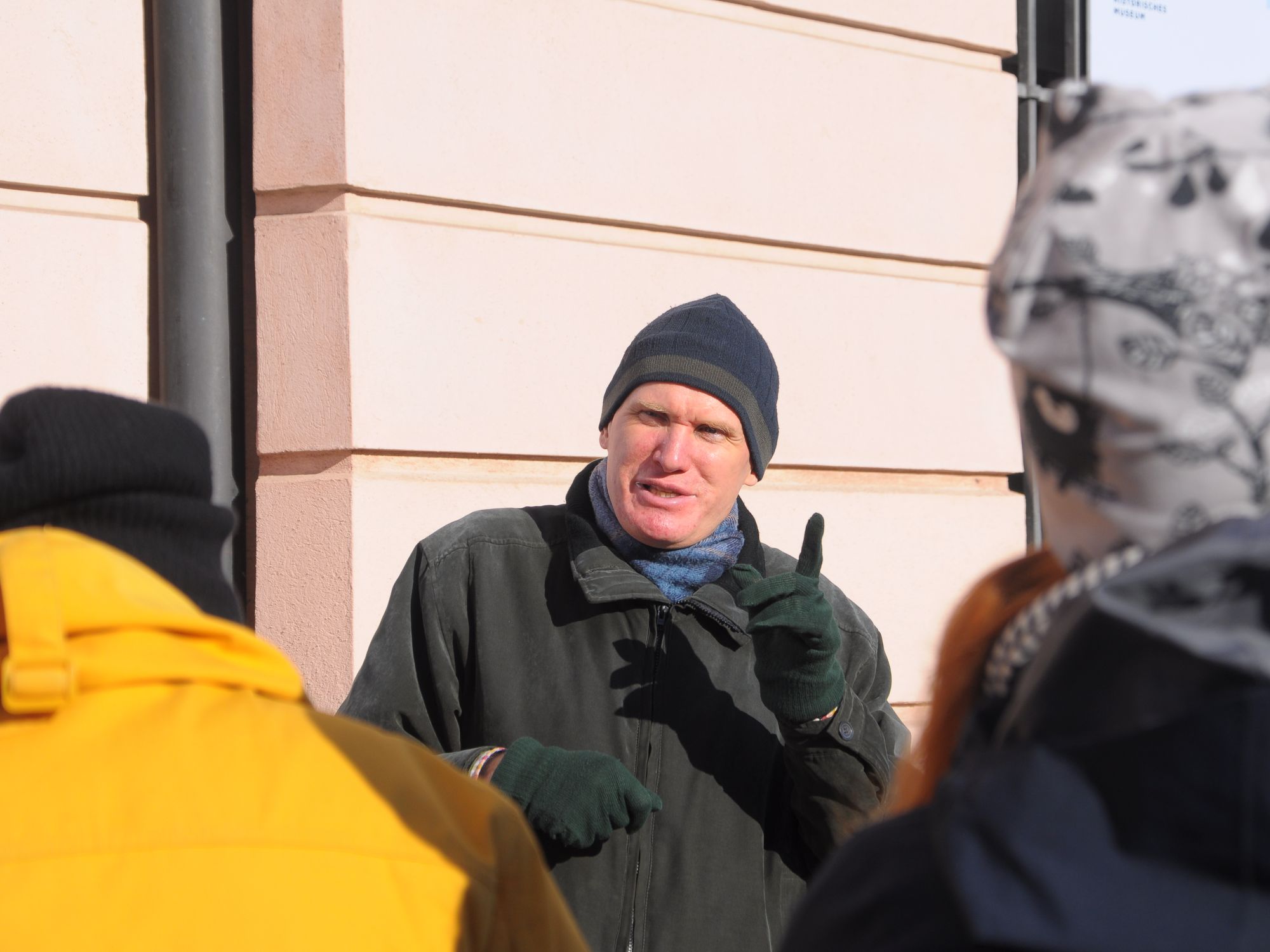 Kuoron hallituksen puheenjohtaja takki ja pipo päällä ulkona auringonpaisteessa